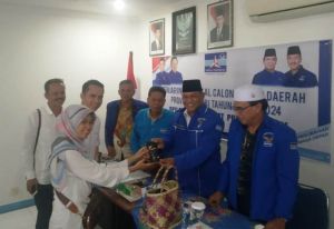 Selain Ambil Formulir, Tim Al Haris Bawa Oleh-oleh Kopi Khas Merangin Ke Demokrat