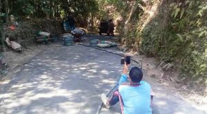 Usir Kejenuhan Bekerja di Lokasi TMMD Dengan Bermain HP
