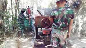 Tentara-Tentara Ahli Operasionalkan Mesin Molen di Lokasi TMMD