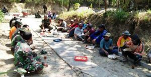 Makan di Lokasi TMMD Agar Tidak Terlambat Kerja