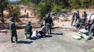 Bentuk Sinergitas, Sejumlah Polisi Bantu Pekerjaan TMMD