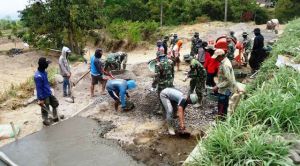 Bergulat Dengan Medan Berat dan Panas Untuk Bangun Jalan TMMD