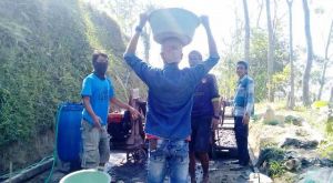 Tak Mau Ketinggalan, Kawula Muda Juga Bantu Pekerjaan TMMD