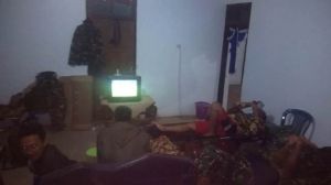 Nonton TV dan Ber HP Cara Satgas TMMD Mengusir Sepi dan Dingin