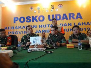 Atasi Karhutla, Pangdam Sriwijaya Pantau Langsung Hujan Buatan yang Tebar 2,4 Ton di Langit Jambi