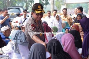 Kapolda Jambi Berikan Bingkisan dan Pengobatan Gratis ke Masyarakat di Tebo