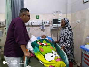 Kemas Faried Besuk Jurnalis Metrojambi yang Kini Dirawat di RSU Raden Mattaher