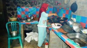 Dengan Dapur Sederhana, Mak-mak Sediakan Logistik