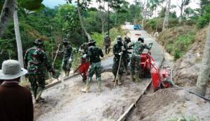 Tak Kenal Lelah, Satgas Terus Kebut Pengecoran Jalan