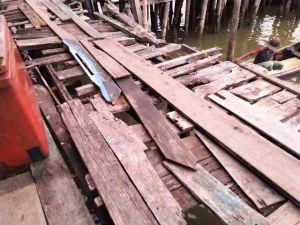 Terancam Ambruk, Kondisi Jalan Pemukiman Di Mendahara Mengkhawatirkan