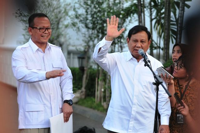 Prabowo Subianto didampingi  Edhy Prabowo menyampaikan keterangan pers usai diterima Presiden Jokowi, di Kompleks Istana Kepresidenan, Jakarta, Senin (21/10) sore. 

