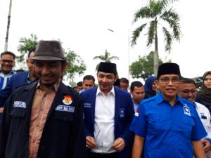 Didampingi Pasha Ungu, H Bakri Berjalan Kaki Daftar ke Demokrat