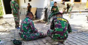 Menganyam Besi Demi Tandon Air Untuk Warga