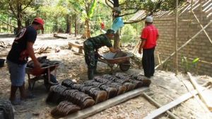Lagi-Lagi Angkong Ambil Peran Di Lokasi TMMD