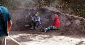Rela Istirahat di Bawah Tebing