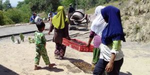 Meski Susah, Ibu-Ibu Tetap Kirim Logistik