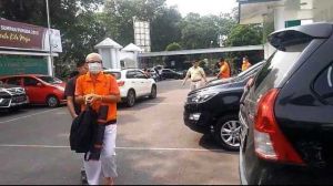 Kenakan Rompi Oranye dan Tutup Muka dengan Masker, 7 Tahanan Kasus Asrama Haji Dilimpahkan ke Kejati