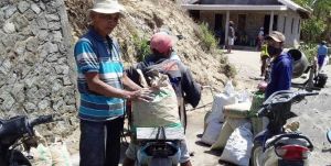 Dengan Motor, Warga Terus Usung Material