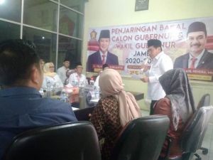 Keluarga Besar Temani AJB Kembalikan Formulir Ke Partai Gerindra