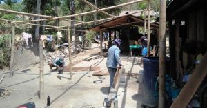 Sempatkan Bantu Bangun Dapur Warga