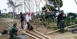 Terus Dimantapkan Lapangan Yang Akan Digunakan Untuk Menggelar Upacara
