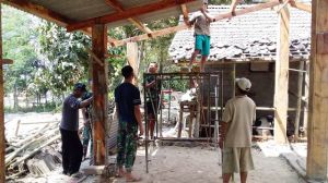Juga Bantu Pasang Atap Kandang Sapi