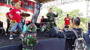 Hibur Warga Sasaran TMMD, TNI Satgas Nyumbang Lagu