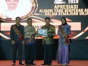 Berperan Aktif Bagi Kemajuan Kampus, SAH Terima Penghargaan Dari Rektor Unja
