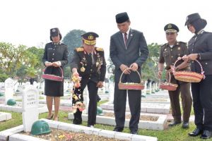 Mengenang Jasa dan Penghormatan, Kapolda Jambi Tabur Bunga di Makam Pahlawan