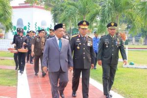 Kasrem 042/Gapu Ikuti Upacara Ziarah dan Tabur Bunga Di Makam Pahlawan