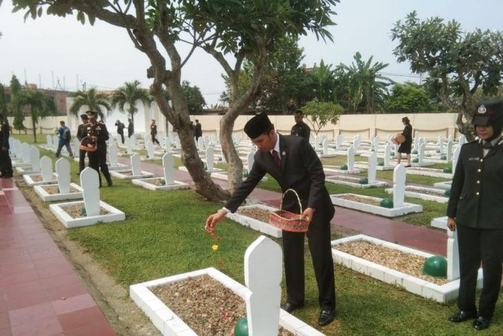 Ketua DPRD Provinsi Jambi, Edi Purwanto menabur bunga di Makam Pahlawan pada peringatan Hari Pahlawan 10 November 2019, Minggu (10/11).