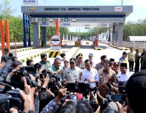 Resmikan Tol Terpanjang, Presiden Jokowi Berharap Kepala Daerah Sambungkan Jalan Tol ke Kawasan Wisa