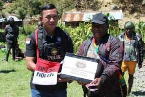 Puluhan Mantan KKB Yambi,Puncak Jaya Terima Bantuan Kemanusiaan Dari Binmas Noken Polri