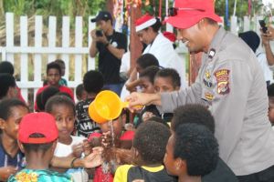 Binmas Noken Polri Gandeng Tim Volunteer Beri Sentuhan Anak-Anak Kwamki Narama