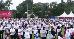Peringati Hari Ibu, Prajurit Korem 042 Gapu dan Persit Ikut Senam Sajojo Bersama