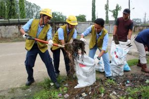 Peduli Lingkungan Masyarakat dan PT LPPPI - Sinarmas Bahu-membahu Bersihkan Sampah dan Selokan