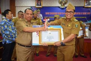 Gubernur Jambi Beri Penghargaan ke Camat Teladan, Ini Pesannya
