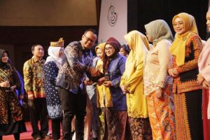 Kampanyekan Gemar Makan Ikan, Bunda Rahima Fachrori Raih Penghargaan 