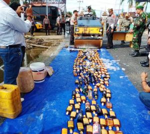 Ratusan Botol Miras, Tuak dan Petasan Hasil Operasi Pekat Digilas Polisi