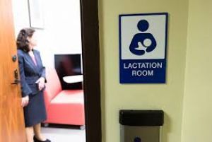 Ibu Bekerja Memompa ASI di Toilet? Ini Bahaya yang Mengintai