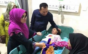 Bagi Bingkisan di Hari Besar Komitmen Iwan ke Pasien dan Pegawai Untuk Tingkatkan Pelayanan 