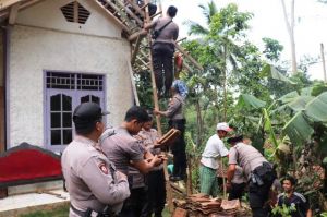 Sigap, Polres Ciamis Kerahkan Personel Bantu Korban Angin Puting Beliung di Mekarsari   