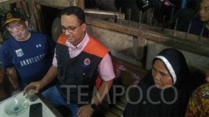 Di Bukit Duri, Anies Dengar Curhatan Warga Sambil Makan Lontong