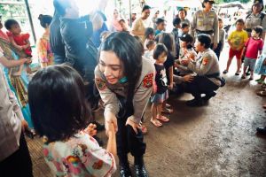 Brigjen Pol Juansi Boyong Polwan Cantik Berikan Trauma Healing di Kecamatan Makassar Jakarta