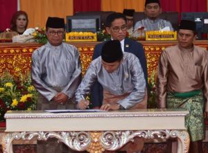 Ketua DPRD Edi Purwanto Tandatangani Komitmen Percepatan Pembangunan Ujung Jabung