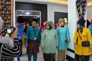 Hj Rahima Resmikan Lobby Bapedda Sebagai Display Produk Lokal