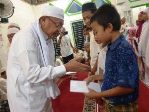 Cek Endra Santuni Anak Yatim saat Subling di Mesjid Istiqomah Kota Jambi