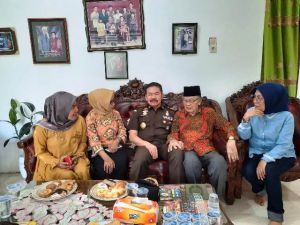 Hadir di Jambi, Jaksa Agung Sambangi Orang Tua Angkat