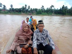 Penuhi Undangan Warga, Yunninta Rela Naik Ketek Dan Ojek