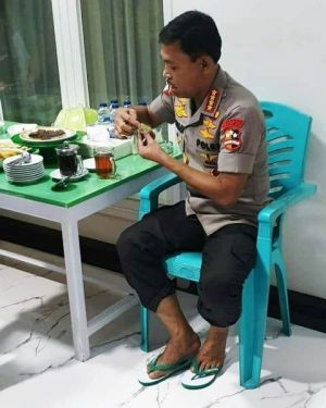 Begini Potret Kesederhanaan Kapolri Idham Aziz Bersandal Jepit Sambil Makan Kue Lapis